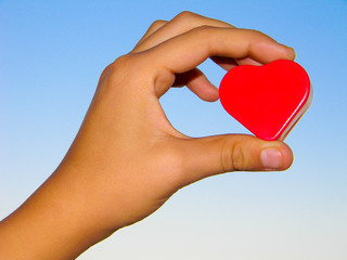 Fototapeta premium Herz in Mädchenhand