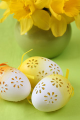 Flowery Easter eggs and daffodils