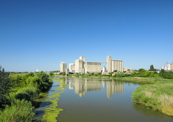 Fototapeta na wymiar Fabryka nad rzeką