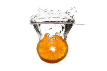 Orange im Wasser