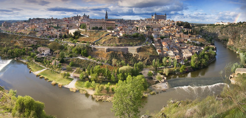 Fototapeta na wymiar Panoramiczny widok na stare miasto w Toledo z tęczy. Hiszpania