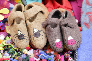 handgemachte Kinderschuhe aus Filz auf dem Wochenmarkt in Indien