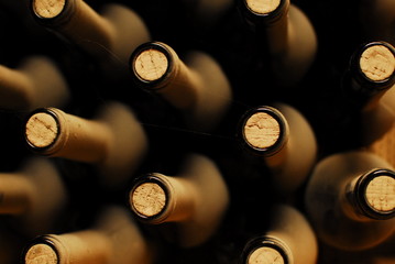 bouteilles de vin empilées dans la cave, poussiéreuse mais savoureuse