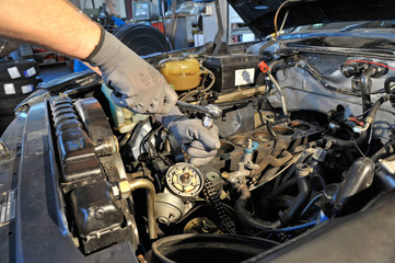 Mechaniker repariert ein Auto