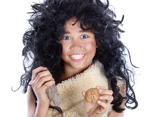 Junge in Lammfell gekleidet, der versucht, eine Walnuss mit einem Stein zu knacken