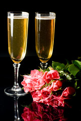 bouquet de rose et fluttes à champagne - saint-valentin