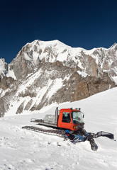 Fototapeta na wymiar snowcat i Mont Blanc - snowcat i Mont Blanc