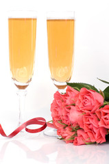 flutte à champagne et bouquet de roses