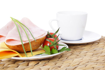 Halbes Brötchen mit Kochschinken