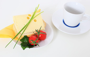 Halbes Weizenbrötchen mit Käse