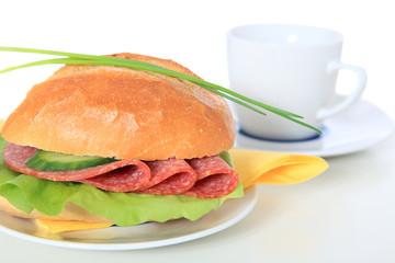Belegtes Weizenbrötchen mit Salami