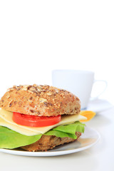 Belegtes Mehrkornbrötchen mit Käse