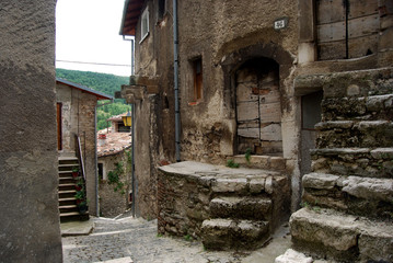 Fototapeta na wymiar Old door with stone steps - Assergi - Abruzzo - Italy