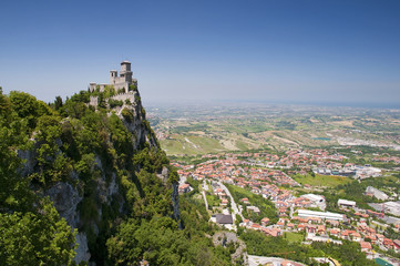Fototapeta na wymiar Pierwsza wieża Guaita pozioma zobaczyć w Republice San Marino