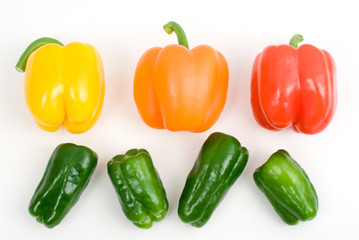 三色のパプリカとピーマン