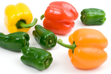 三色のパプリカとピーマン