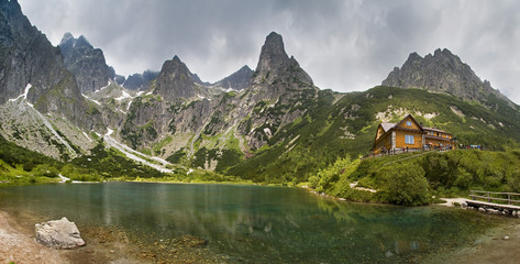 Fototapeta premium Green lake in the mountains
