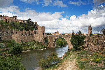 Fototapeta na wymiar Historical Bridge over the Tagus river in Toledo, Spain