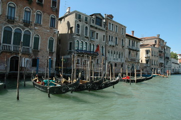 Fototapeta na wymiar gondoles devant un palais à Venise
