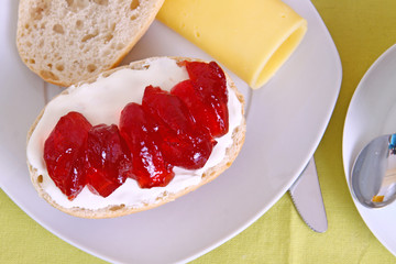 brötchen mit marmelade
