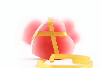 Розовое сердце с золотой лентой