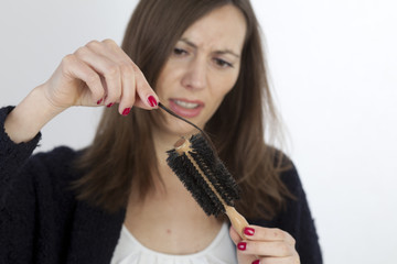 Frau bemerkt Haarausfall