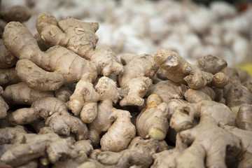 Świeży imbir na bazarze