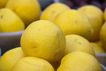 Świeże grejpfruty na targu