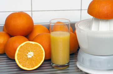 Preparing orange juice