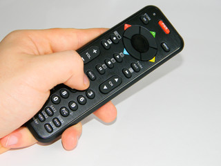 Fernbedienung in der Hand
