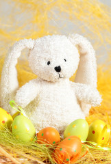 Stoffhäschen mit Ostereiern