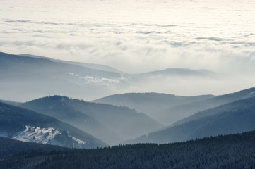 Obraz na płótnie Canvas Morze chmur i wybrzeżu mglisty wzgórza