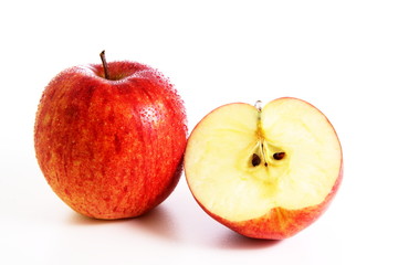 Frischer roter Apfel mit Apfelhälfte