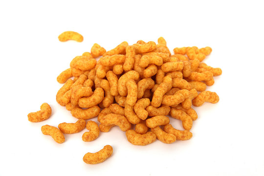 Erdnussflips auf wei&szlig; isoliert