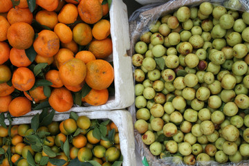 Beerenaäpfel und Mandarinen