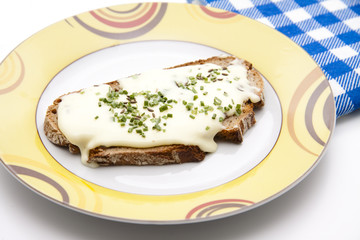 Brot mit Kochkäse auf Teller