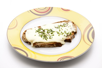 Brot mit Kochkäse auf Teller
