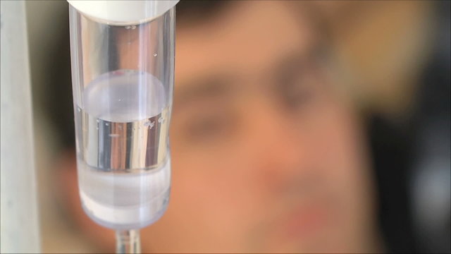 капать внутривенно  лекарство пациенту