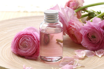 Obraz na płótnie Canvas Spa z różowych kwiatów i olejku