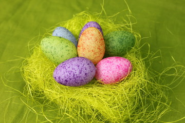 Osternest auf grünem Untergrund