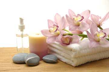 Obraz na płótnie Canvas spa concept –(orchid and massaging oil and orchid on towel)