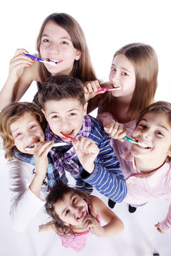 Kinder beim Zähneputzen mit lachen Porträt