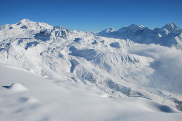 Fototapeta na wymiar Les Alpes enneigées