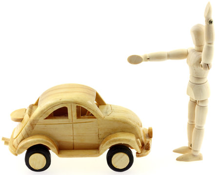 petite voiture bois et pantin policier