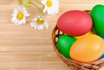 Obraz na płótnie Canvas Easter eggs in basket