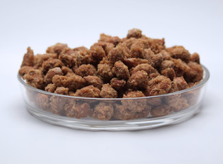 Schale mit gebrannten Mandeln