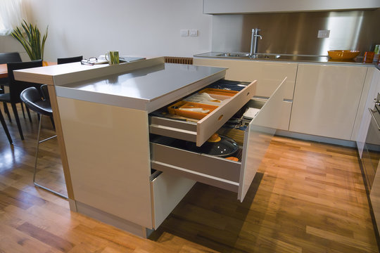 cucina moderna con cassetti aperti