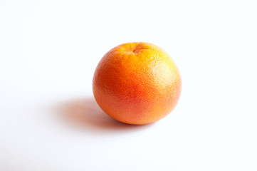 свежий апельсин на белом фоне