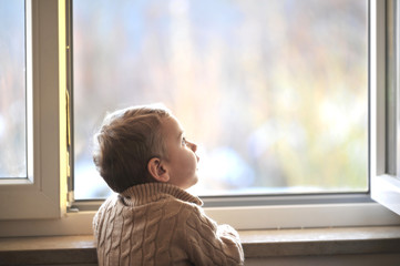 Kind am Fenster