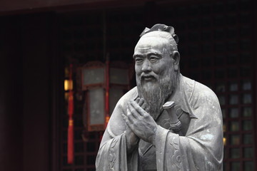 Standbeeld van Confucius bij Tempel in Shanghai, China